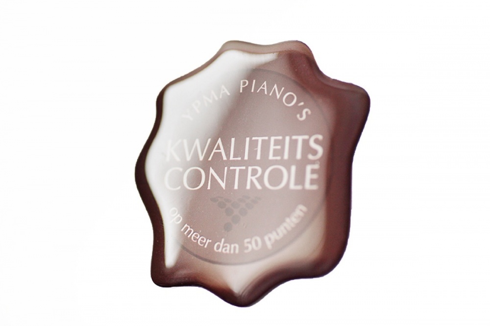 Kwaliteitscontrole domed sticker voor piano