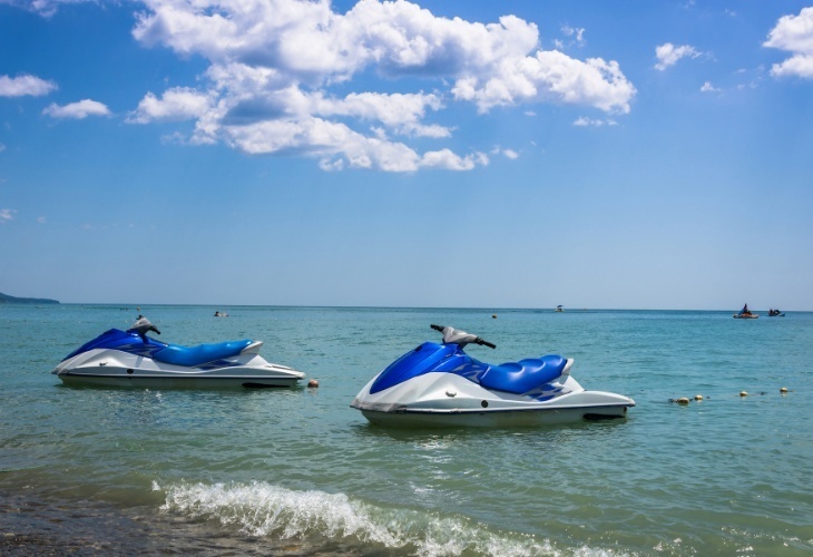 Zomerse afbeelding van waterscooters.