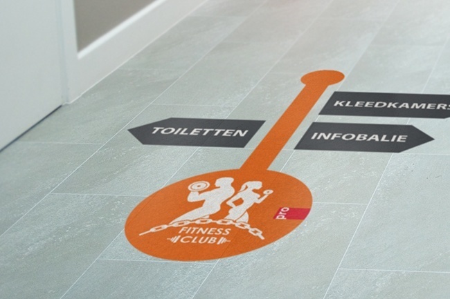 Waterdichte vloerstickers die gebruikt worden als navigatie hulp.