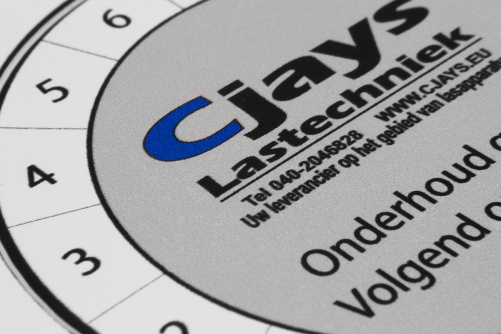 Productfoto: details van een keuringssticker met logo